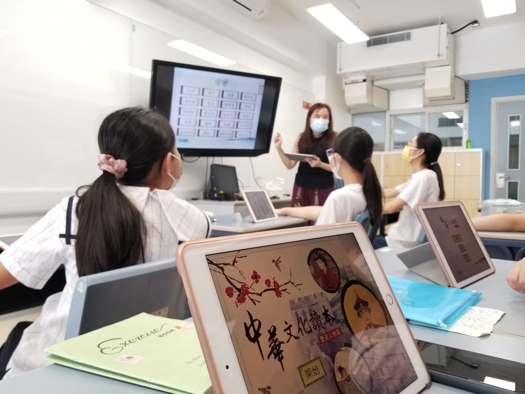 鄭建德表示，高中選科或影響插班申請，某些熱門選修科如經濟、物理、化學等，報讀人數可能已達上限。