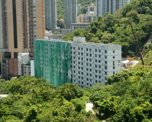 當局計劃於前已婚警察宿舍及前香港學堂臨時校舍用地,興建公營房屋。資料圖片