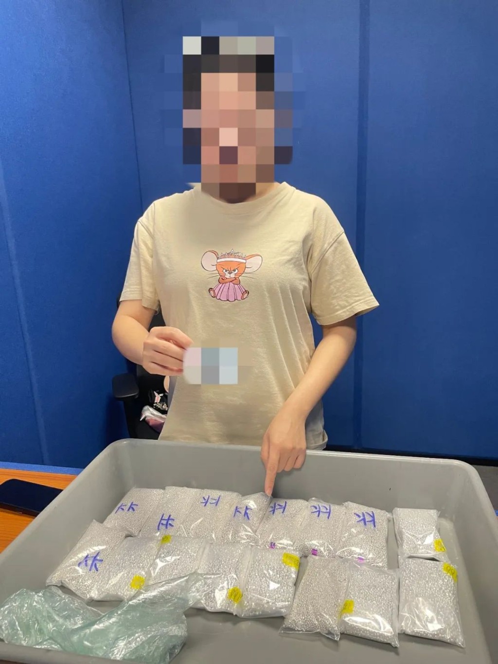 珠海拱北海关发现一名扮孕妇的女子走私白银19公斤。海关发布 珠海拱北海关发现一名扮孕妇的女子走私白银19公斤。海关发布