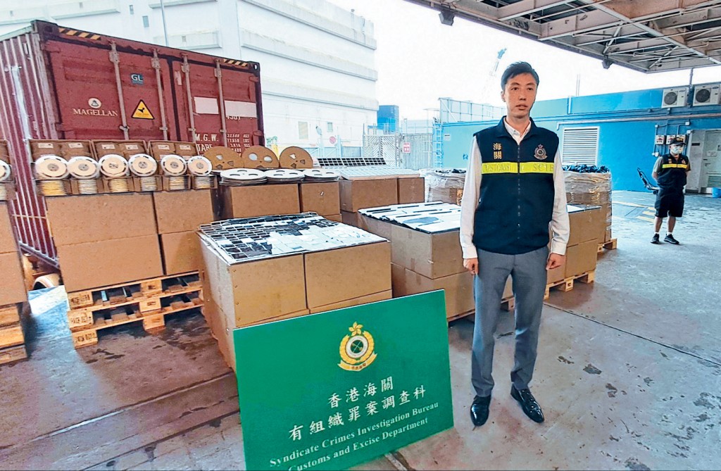 海關有組織罪案調查科特別調查第二組指揮官張文傑,講述行動詳情及展示證物。