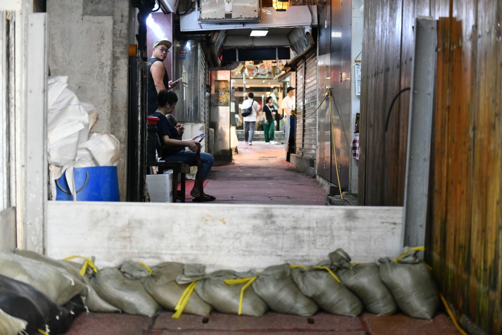 鯉魚門預計會水浸至一米深,居民已堆好沙包,做定防水浸措施。 鯉魚門預計會水浸至一米深,居民已堆好沙包,做定防水浸措施。