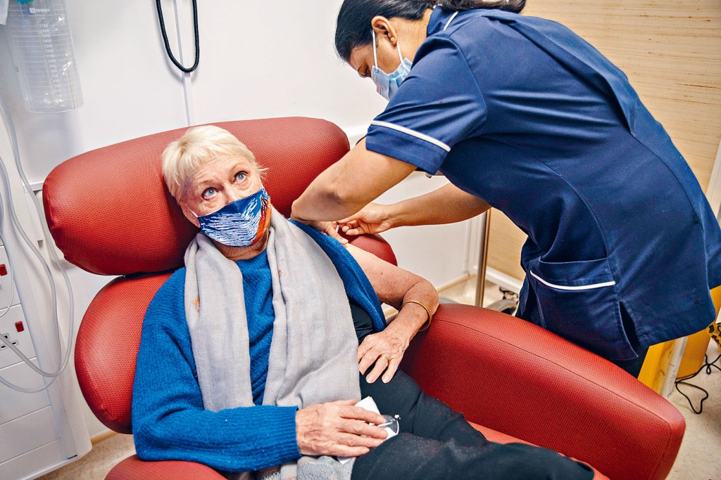 英國國民正接種輝瑞疫苗，以防感染新冠肺炎。