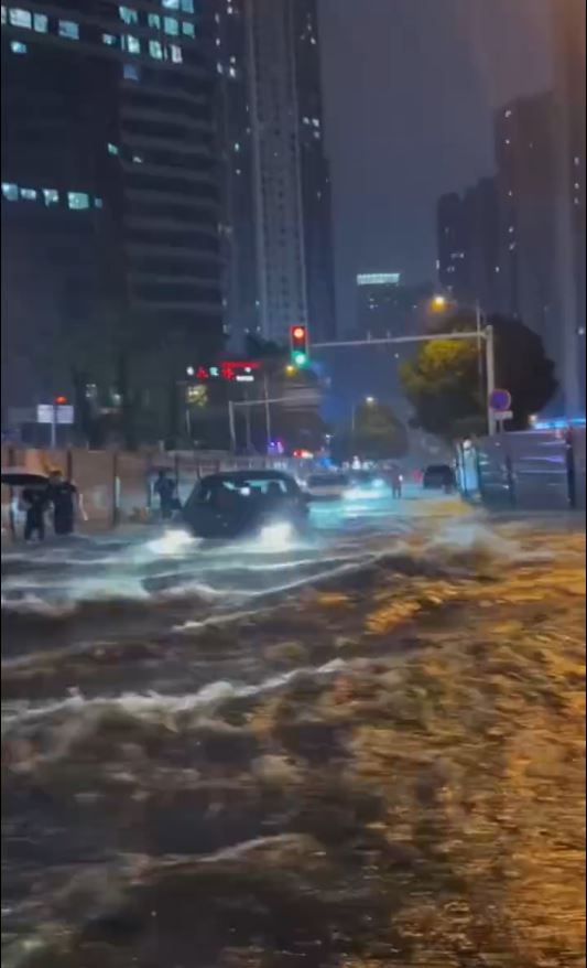 湖南長沙7日晚出現大暴雨。小紅書
