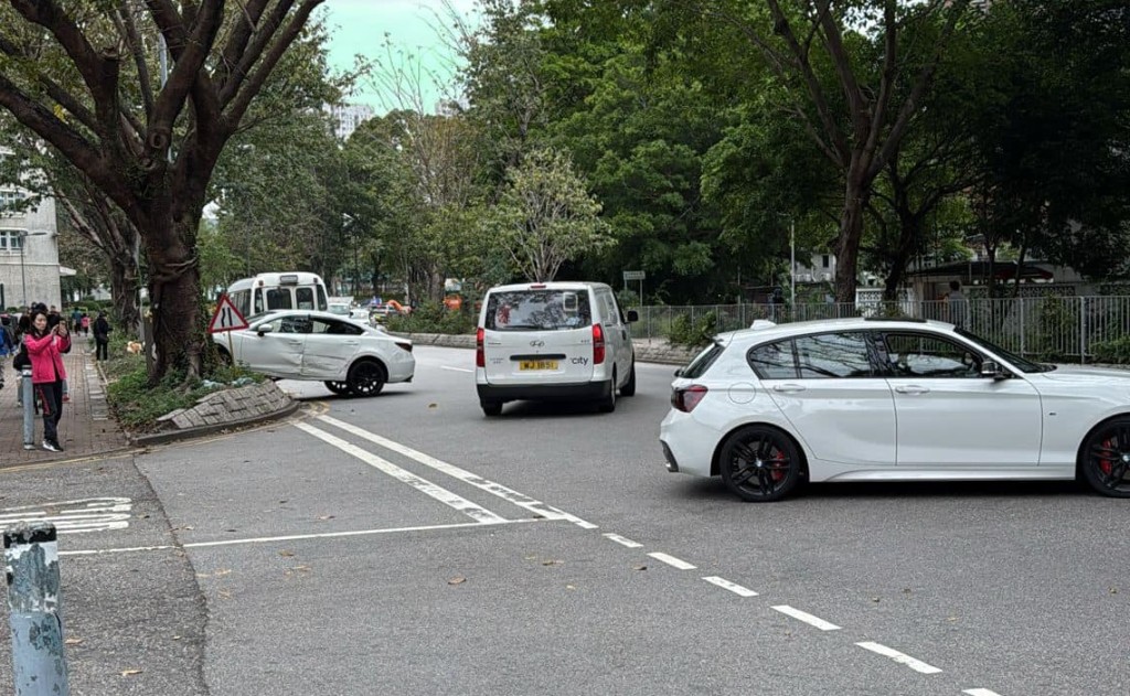 天平路發生兩車相撞。fb：車cam L（香港群組）