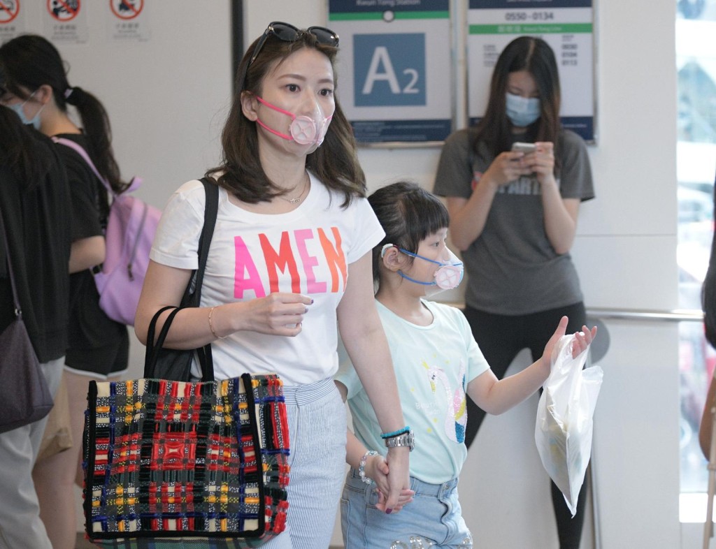 市民外出繼續佩戴口罩。