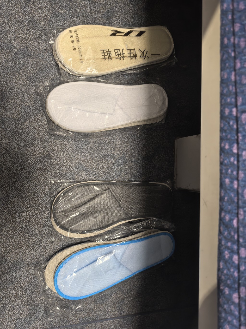 房間配備四雙不同顏色的拖鞋，以防乘客穿錯，細緻入微。張言天攝