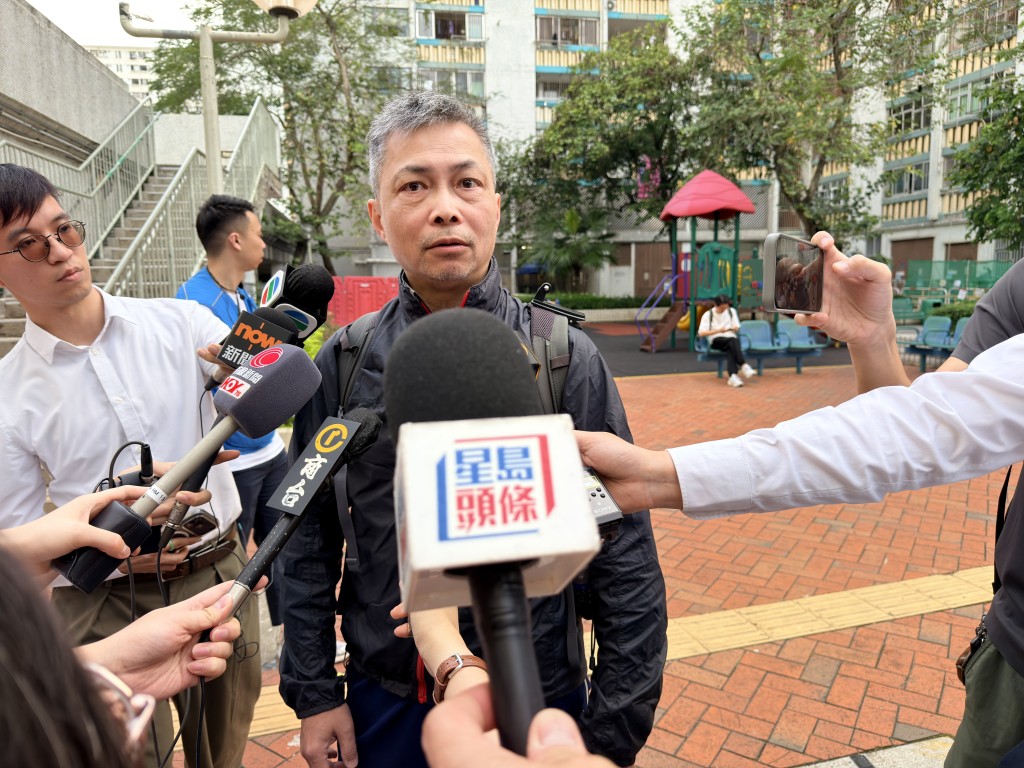 宏道閣8樓居民謝先生稱，想返回家中「攞返本聖經」，並「坐返喺梳化度」。
