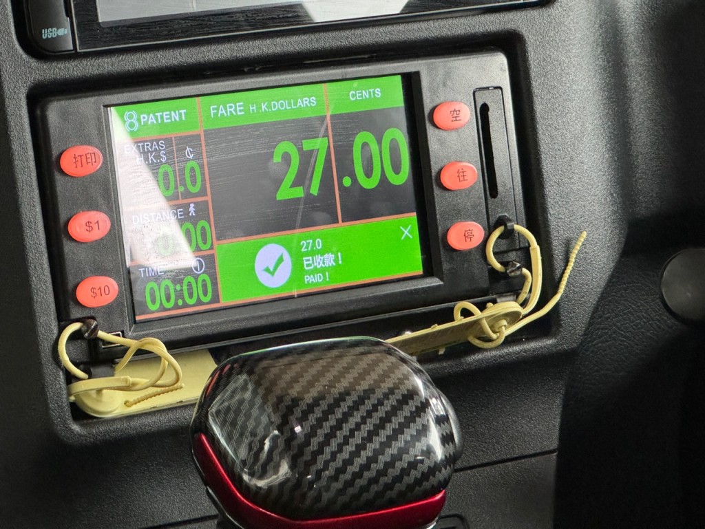 運輸署立場是的士應「按錶收費」，額外收取服務費未必違反「按錶收費」規定。資料圖片