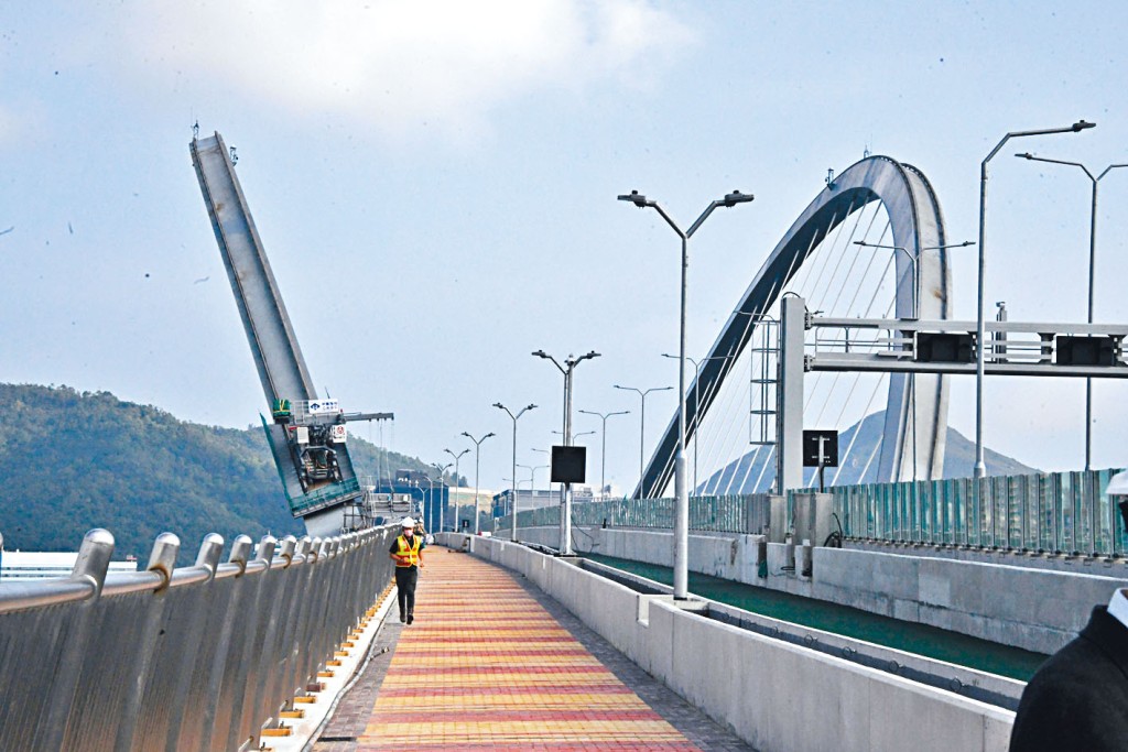 大橋為全港首條三合一海上高架橋，具備行車道、單車徑及行人路。