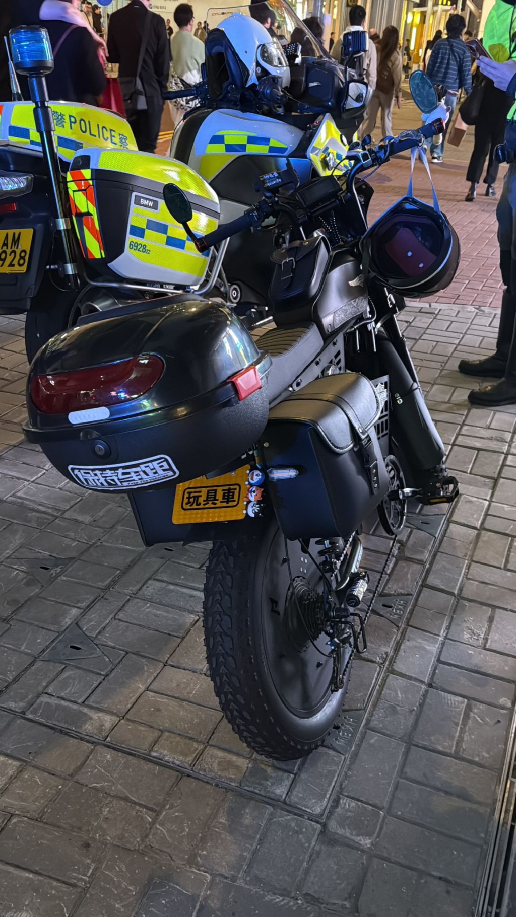 電動單車的車尾掛上寫有「玩具車」的車牌。