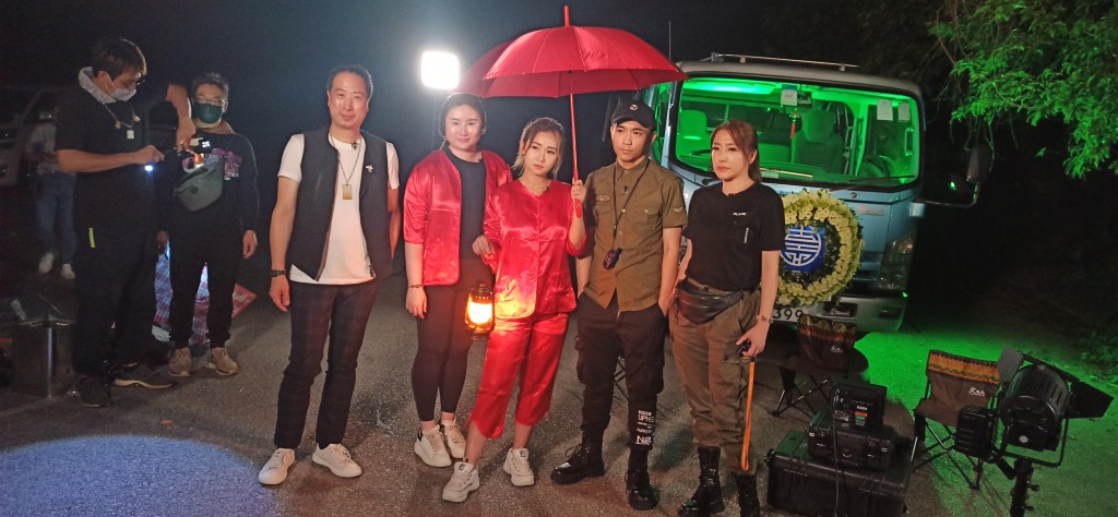 節目每次到不同地方探靈，都會有簡信回等玄學師傅同行。