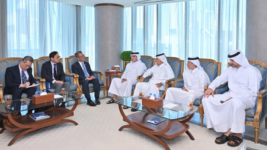 陳茂波與卡塔爾商人協會代表會面,包括H.E. Sheikh Hamad bin Faisal bin Thani Al Thani(右3)及H.E. Sheikh Nawaf bin Faisal Al Thani(右4)。陳茂波網誌 陳茂波與卡塔爾商人協會代表會面,包括H.E. Sheikh Hamad bin Faisal bin Thani Al Thani(右3)及H.E. Sheikh Nawaf bin Faisal Al Thani(右4)。陳茂波網誌