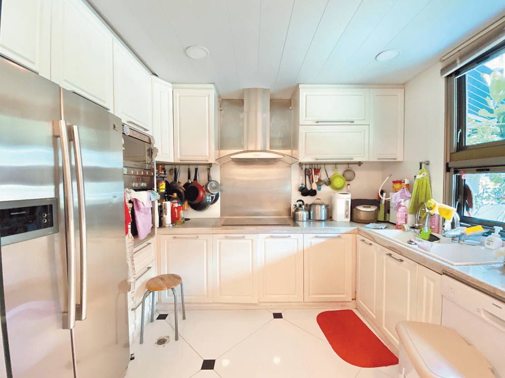 廚房以米白色為主調，廚電設備齊全。