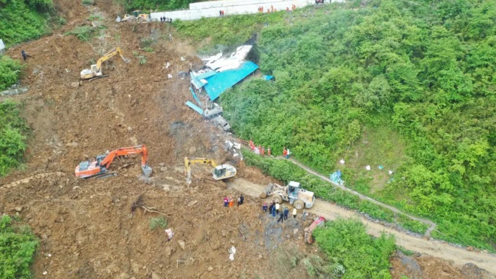 四川樂山金口河區今早發生山泥傾瀉，造成19人身亡。(央視新聞)