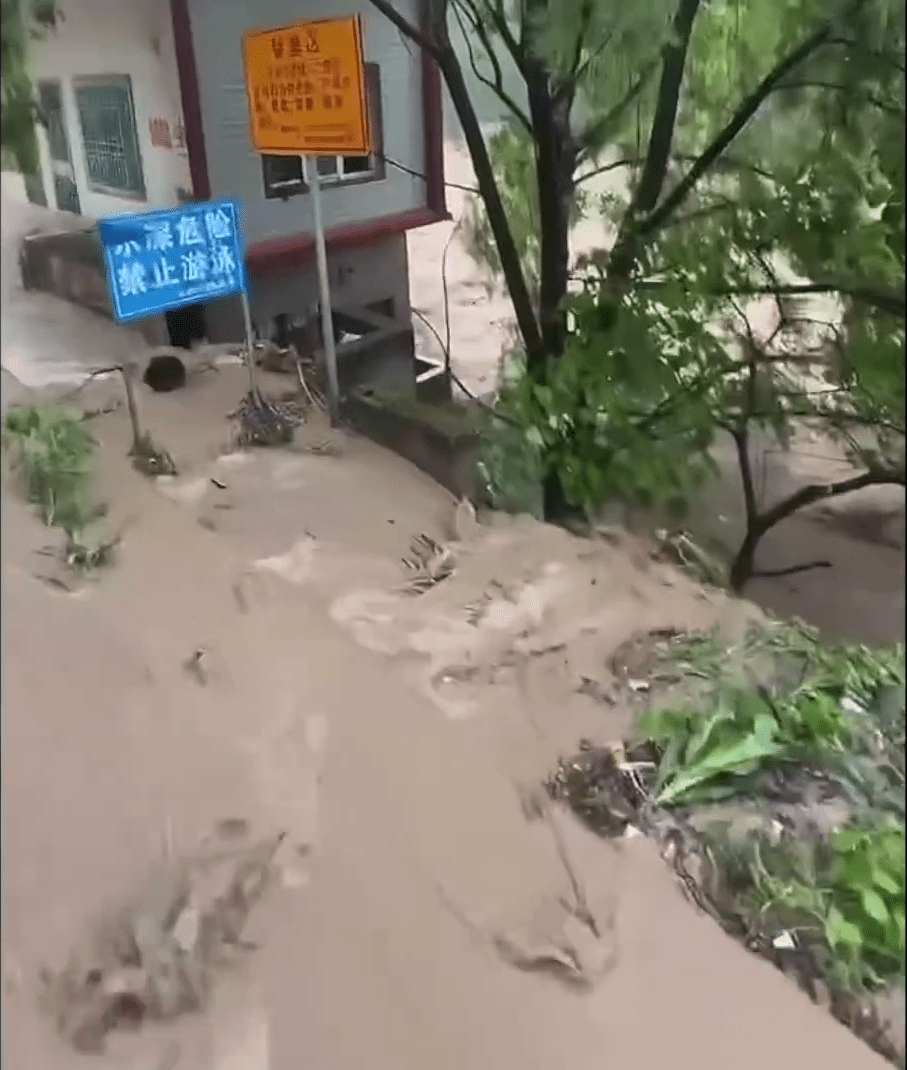 貴州大方縣接連發生兩宗山泥傾瀉。 新京報 貴州大方縣接連發生兩宗山泥傾瀉。 新京報