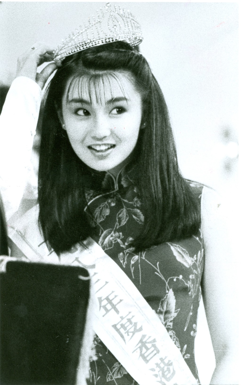 张曼玉在1982年从英国返港参加港姐并获得亚军及最上镜小姐奖，其后加入TVB做艺员，接着转战拍电影，星运相当亨通。