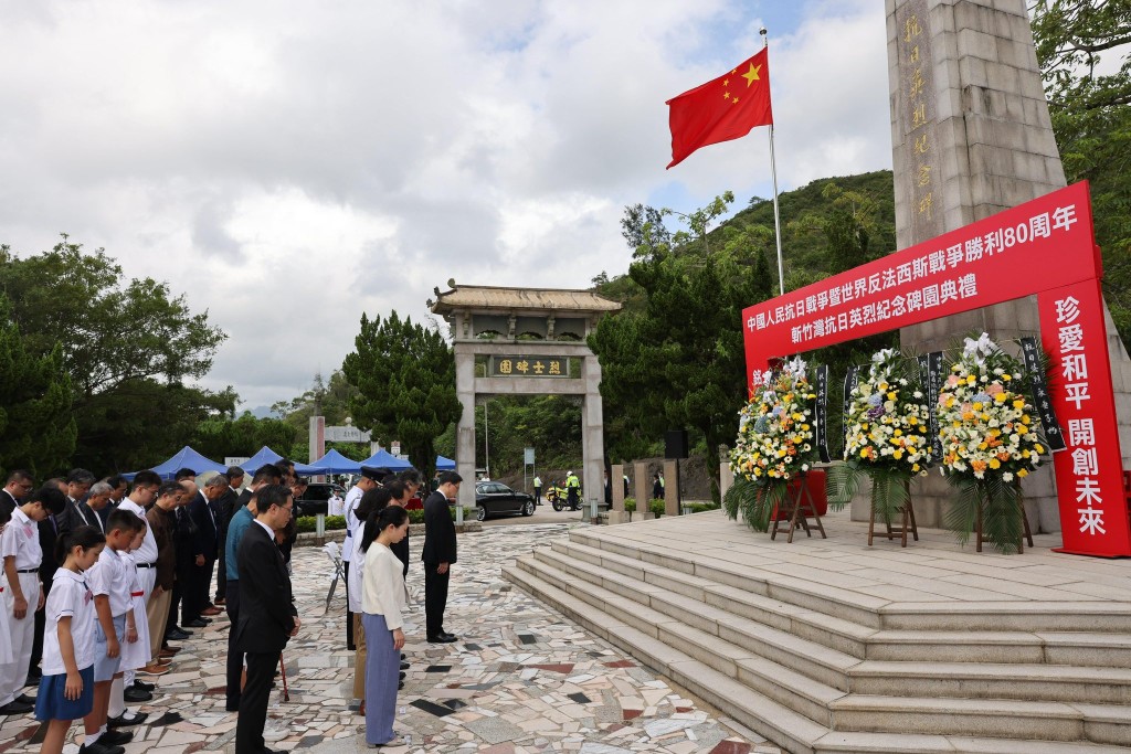 行政長官李家超今日(30日)早上到斬竹灣抗日英烈紀念碑園,出席紀念典禮。李家超FB圖片 行政長官李家超今日(30日)早上到斬竹灣抗日英烈紀念碑園,出席紀念典禮。李家超FB圖片