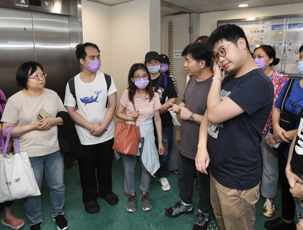 海皇粥店工友昨日到勞工處登記。資料圖片
