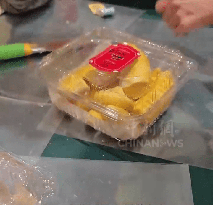 海南封關首日,居民排長隊購首批榴槤。 中新網 海南封關首日,居民排長隊購首批榴槤。 中新網