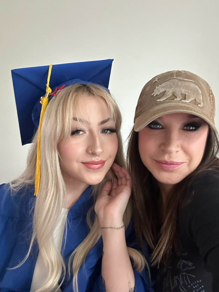 罗芙洛曾开心宣布爱女Skylar（左）以GPA 4.0毕业。