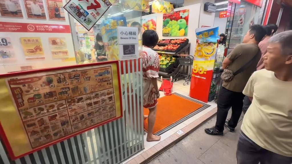 女子當時赤足沒有穿鞋,被職員捏住後頸帶返超市。 女子當時赤足沒有穿鞋,被職員捏住後頸帶返超市。