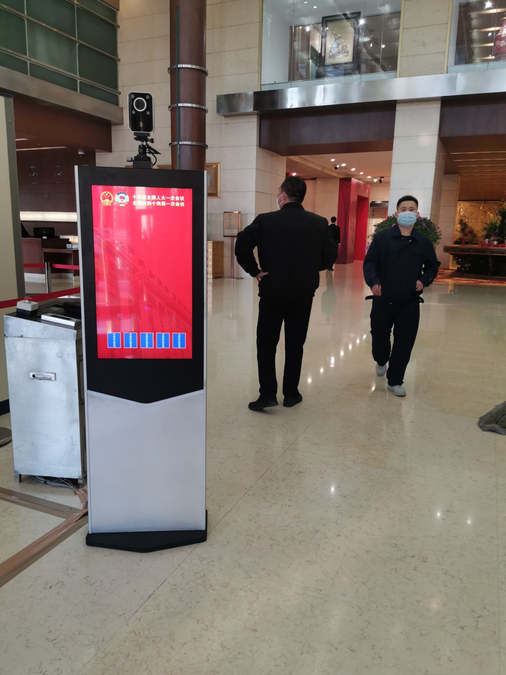 北京饭店安装安保设备。　杨浚源摄