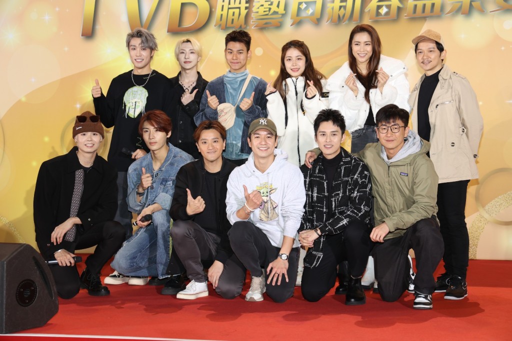 庄子璇（后右三）早前出席《TVB职艺员联欢晚宴2024》。