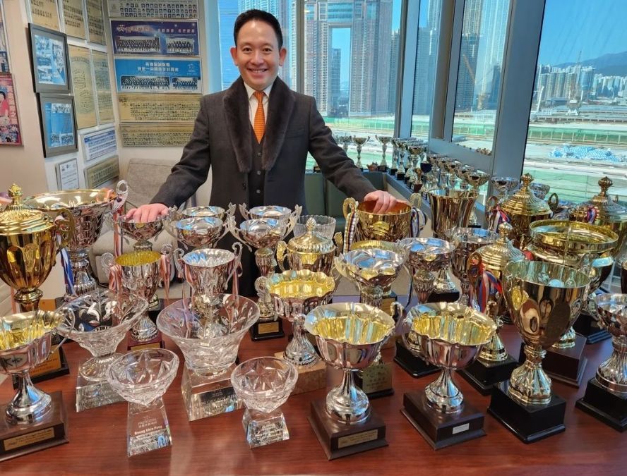 向展鵬選擇繼續做返「保險界猛人」。