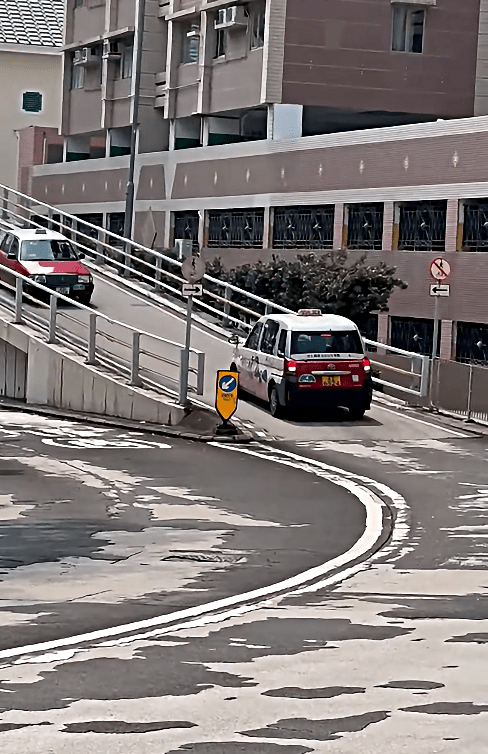 的士逆駕駛上般咸道天橋。fb：全港交通關注組🇭🇰