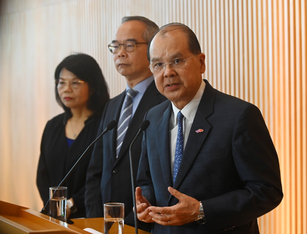 張建宗(右一)曾就元朗721事件，警方的處理手法道歉，惹來警隊不滿。資料圖片