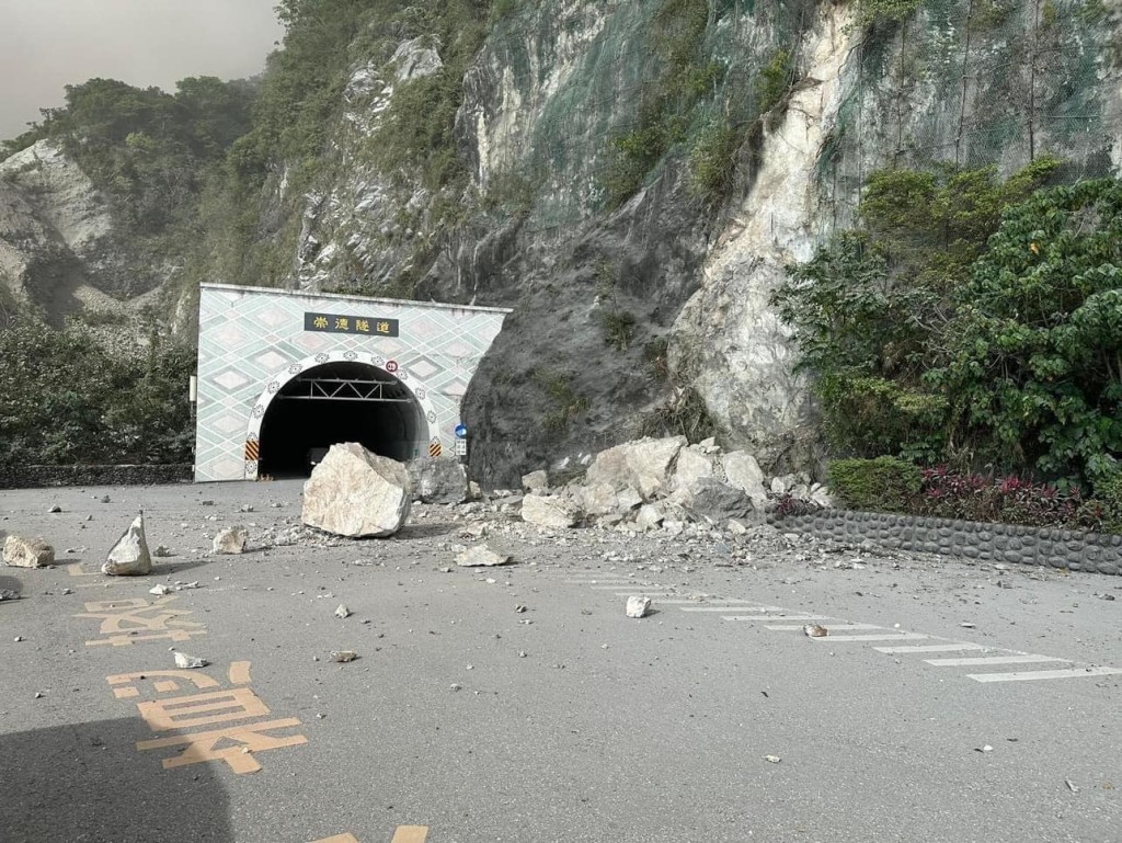 台湾花莲地震，有大石跌落公路。FB
