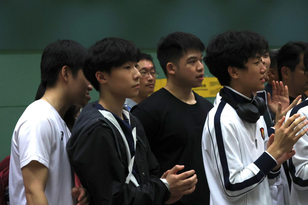 上周在利马大奖赛爆冷以17岁 之龄跻身8强的何承谦今日也到场支持男拔。徐嘉华摄