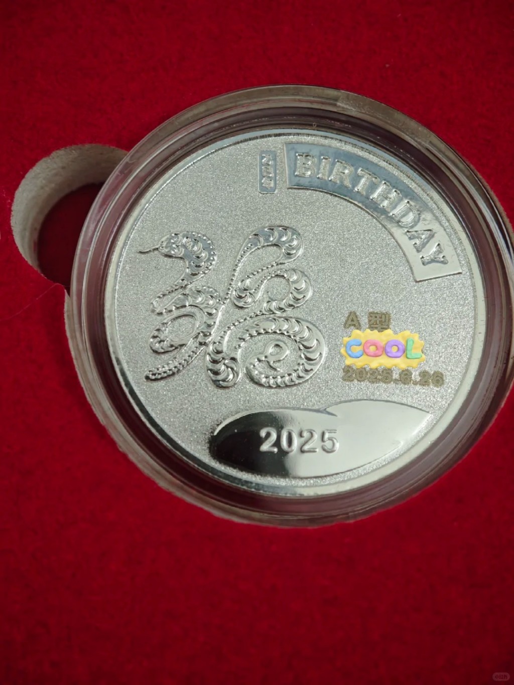 广州血液中心的供应商，因银价急升停止提供大受捐血者欢迎的纯银纪念章。小红书