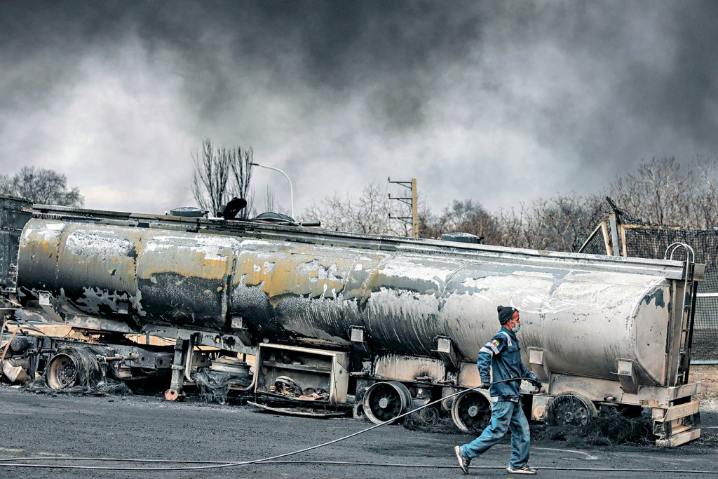 德黑蘭一間煉油廠周日夜間遭到空襲，油罐車被毀。