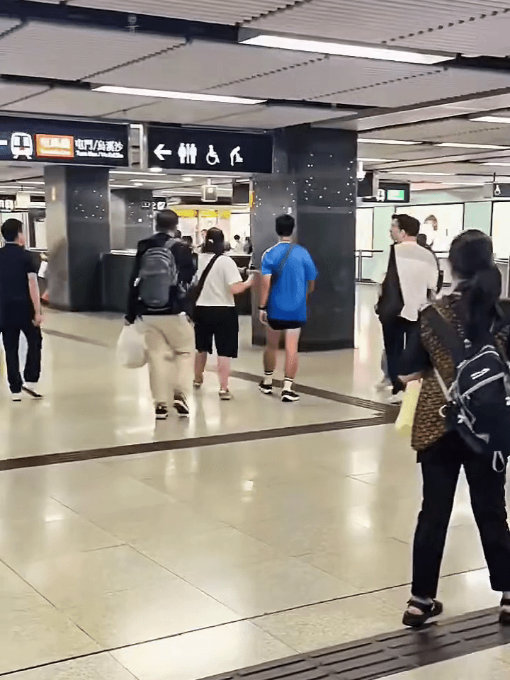 熱心市民見狀,未有懼怕對方暴力,反而立即跟隨藍衫漢不准他離開。 熱心市民見狀,未有懼怕對方暴力,反而立即跟隨藍衫漢不准他離開。