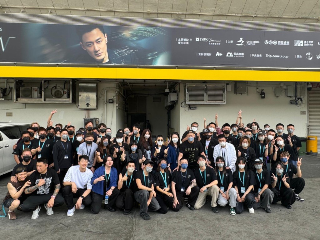 林峯今晚在紅館舉行《GO WITH THE FLOW》演唱會頭場,開騷前,林峯下午同一班工作人員步出紅館外進行拜神儀式。 林峯今晚在紅館舉行《GO WITH THE FLOW》演唱會頭場,開騷前,林峯下午同一班工作人員步出紅館外進行拜神儀式。