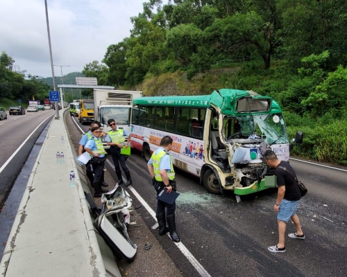 城門隧道公路發生5車相撞，造成7人受傷。
