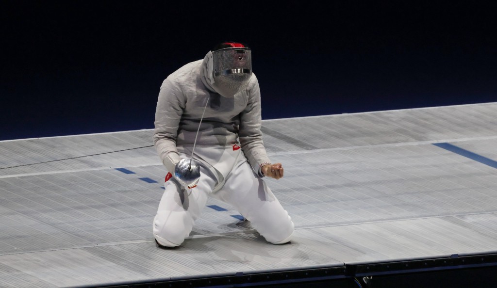 思朗奪得決賽資格後,為男子重劍創下全運歷史,不禁跪地振臂。徐嘉華攝 思朗奪得決賽資格後,為男子重劍創下全運歷史,不禁跪地振臂。徐嘉華攝