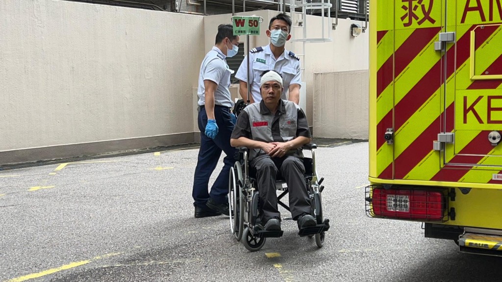 受傷男工人清醒,獲包紮頭部送院。 受傷男工人清醒,獲包紮頭部送院。
