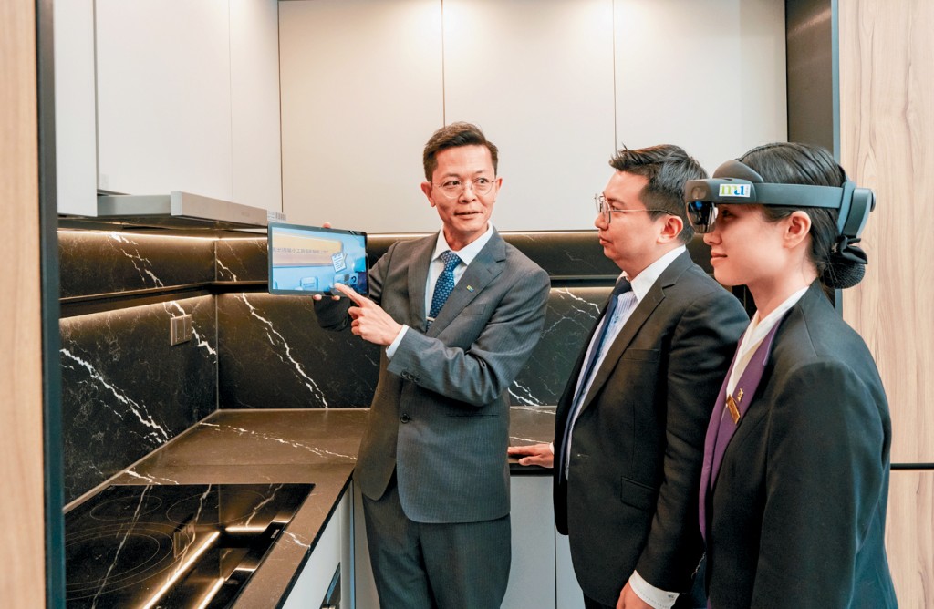李志豪(左)表示,MR系統能逐步引導使用者完成驗樓流程。