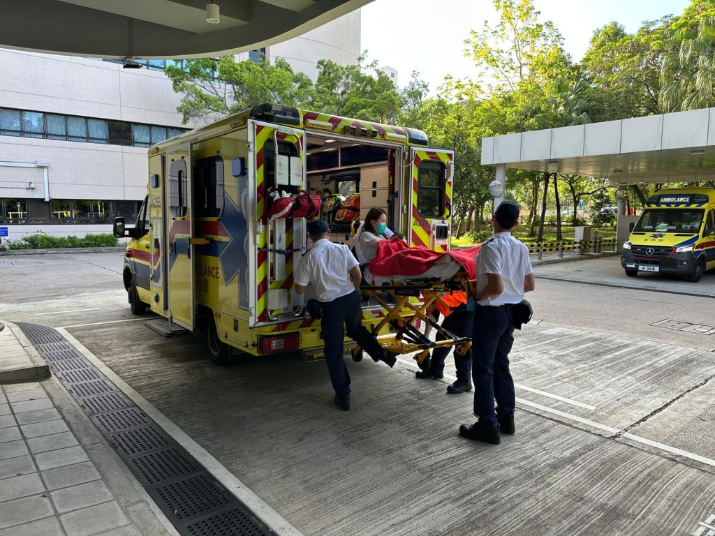 多名傷者被送往醫院治理。 多名傷者被送往醫院治理。