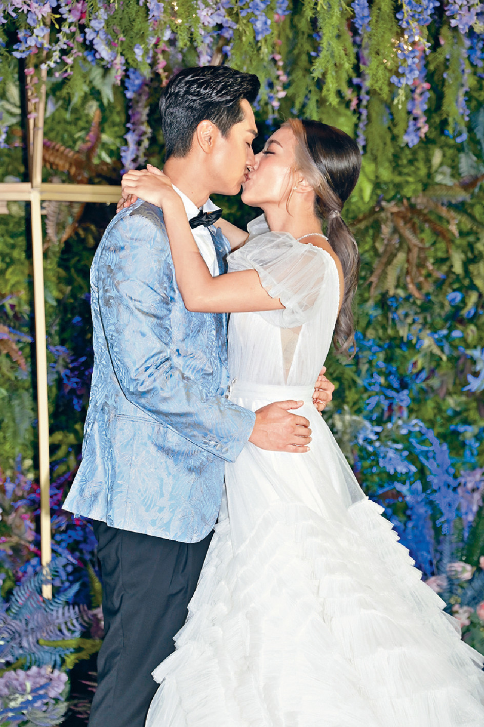 ■鄭俊弘與何雁詩在婚宴上情深一吻。