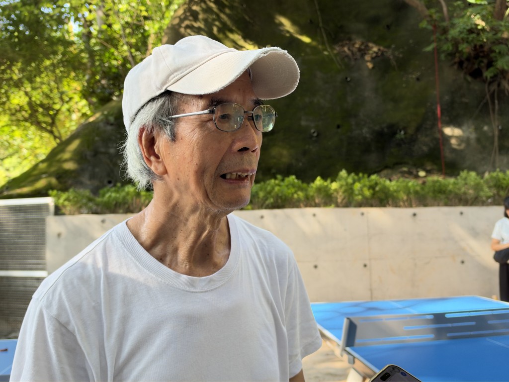 鄺先生表示，在這裡打了十年乒乓球，覺得以前的設施相對較舊，優化後變得安全了許多。