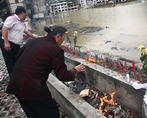 家属今早到北川旧城拜祭。