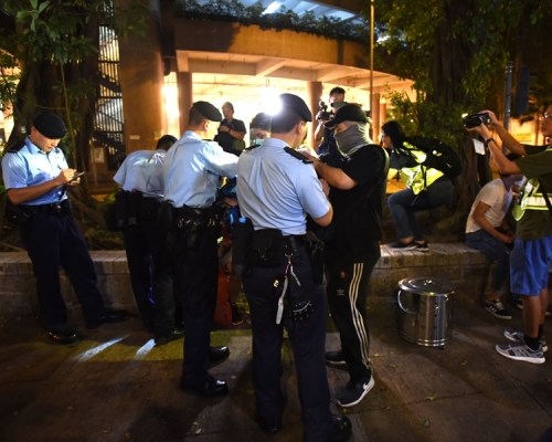 當晚警員到場截查燒衣紙人士。資料圖片