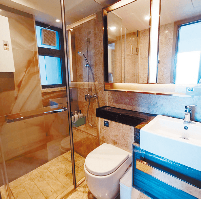 浴室设有窗户，有助排走室内湿气。