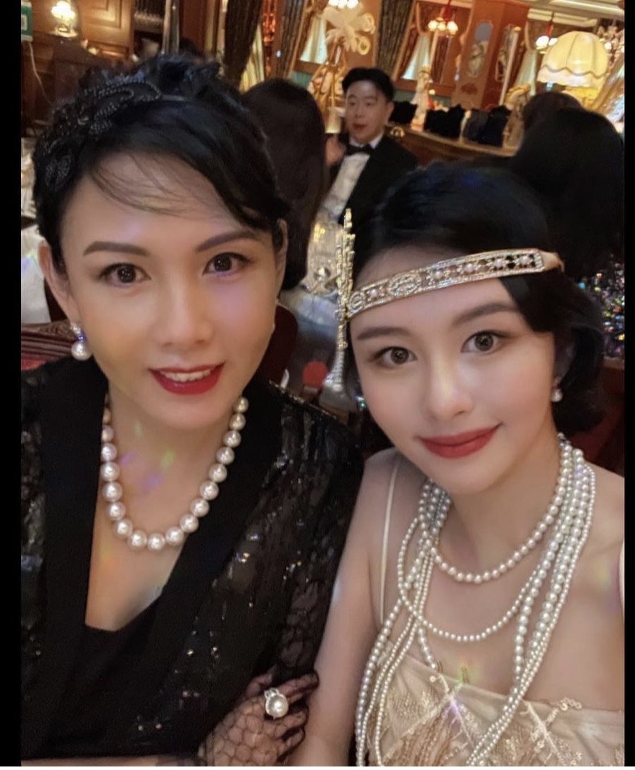 沈月完全遺傳了邱淑貞的美貌。
