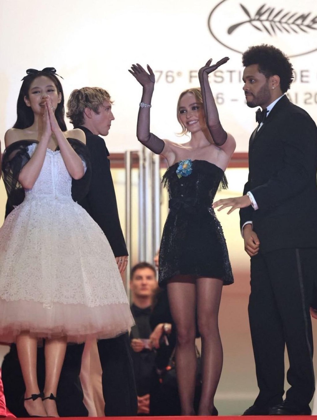Jennie（左一）、Lily-Rose、The Weeknd（右一）亮相康城宣傳劇集《The Idol》。