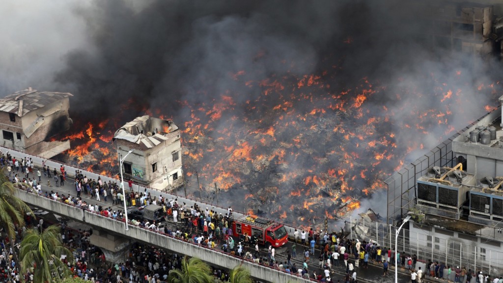 孟加拉首都達卡（Dhaka）的知名大型成衣批發市場班巴札爾市場（Bangabazar Market）發生大火。 美聯社