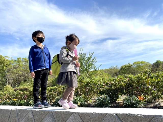學童每天應花最少兩小時、或每周14小時參與戶外活動，接觸適量陽光有助預防及減慢近視加深。（圖片來源：PhotoAC）